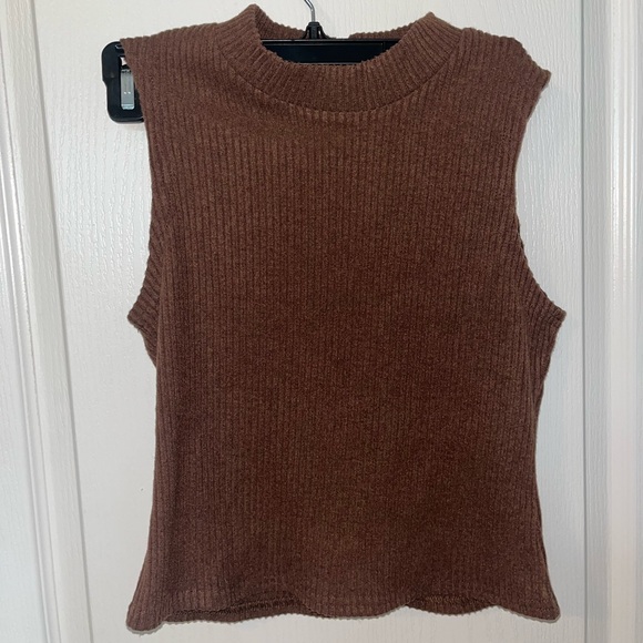 Ribbed Mock-neck Tanktop - Picture 3 of 3